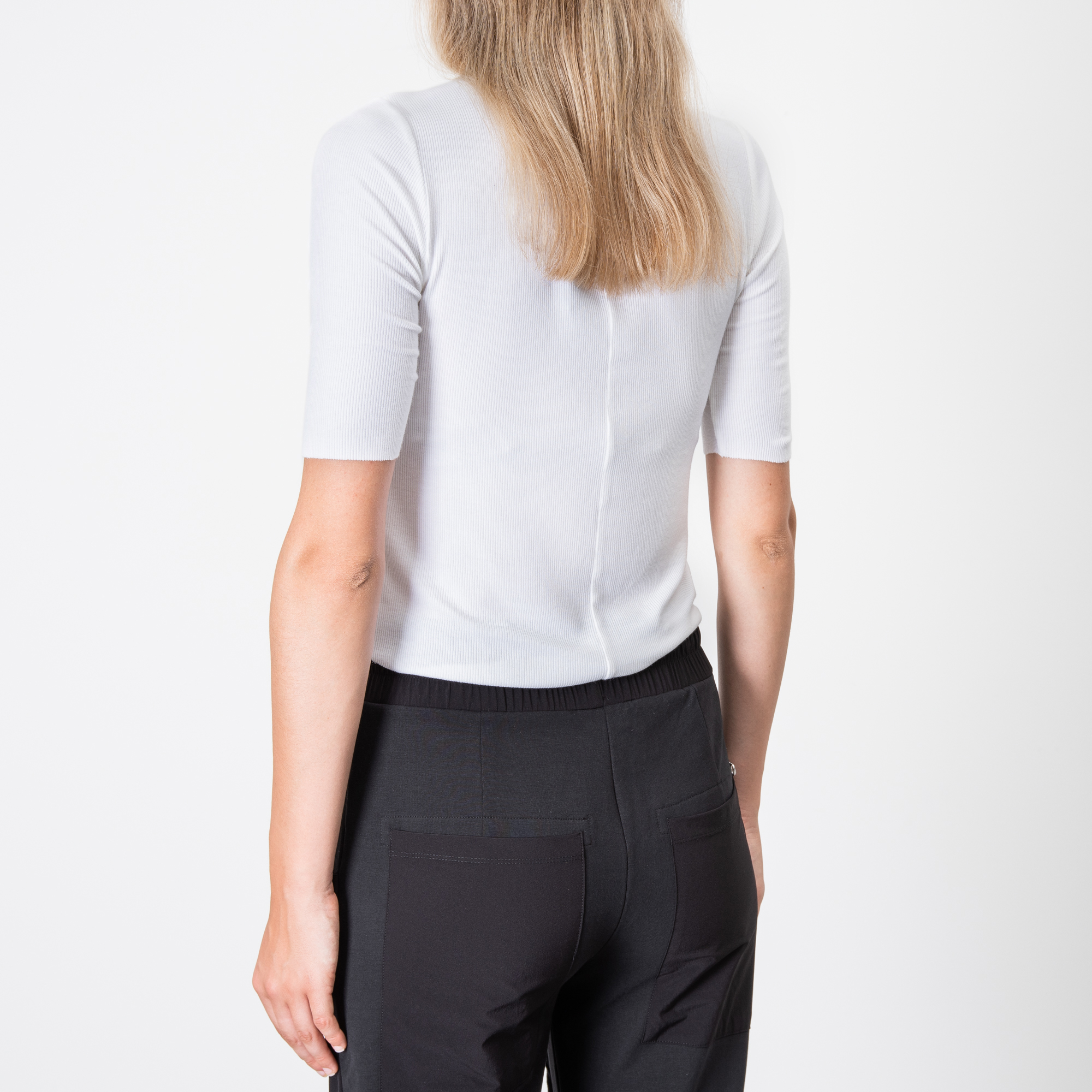 WHITE RIBBED TURTLENECK TOP|wolfensson